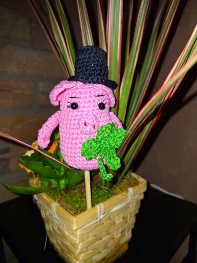 Häkelanleitung Glücksschweinchen Billy als Blumenstecker