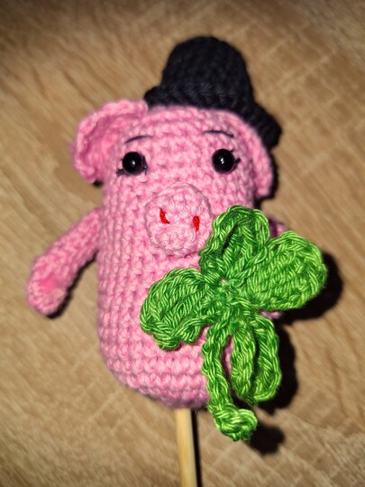 Häkelanleitung Glücksschweinchen Billy als Blumenstecker