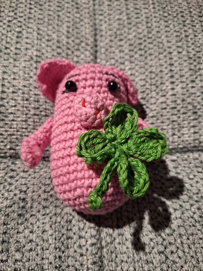Häkelanleitung Glücksschweinchen Billy als Blumenstecker