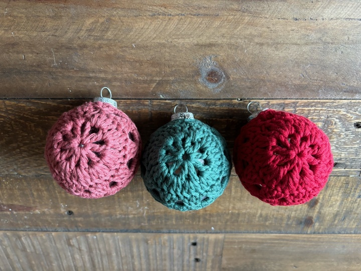 Christbaumkugeln umhäkeln, Weihnachtsbaumschmuck häkeln