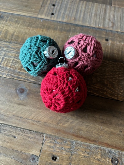 Christbaumkugeln umhäkeln, Weihnachtsbaumschmuck häkeln