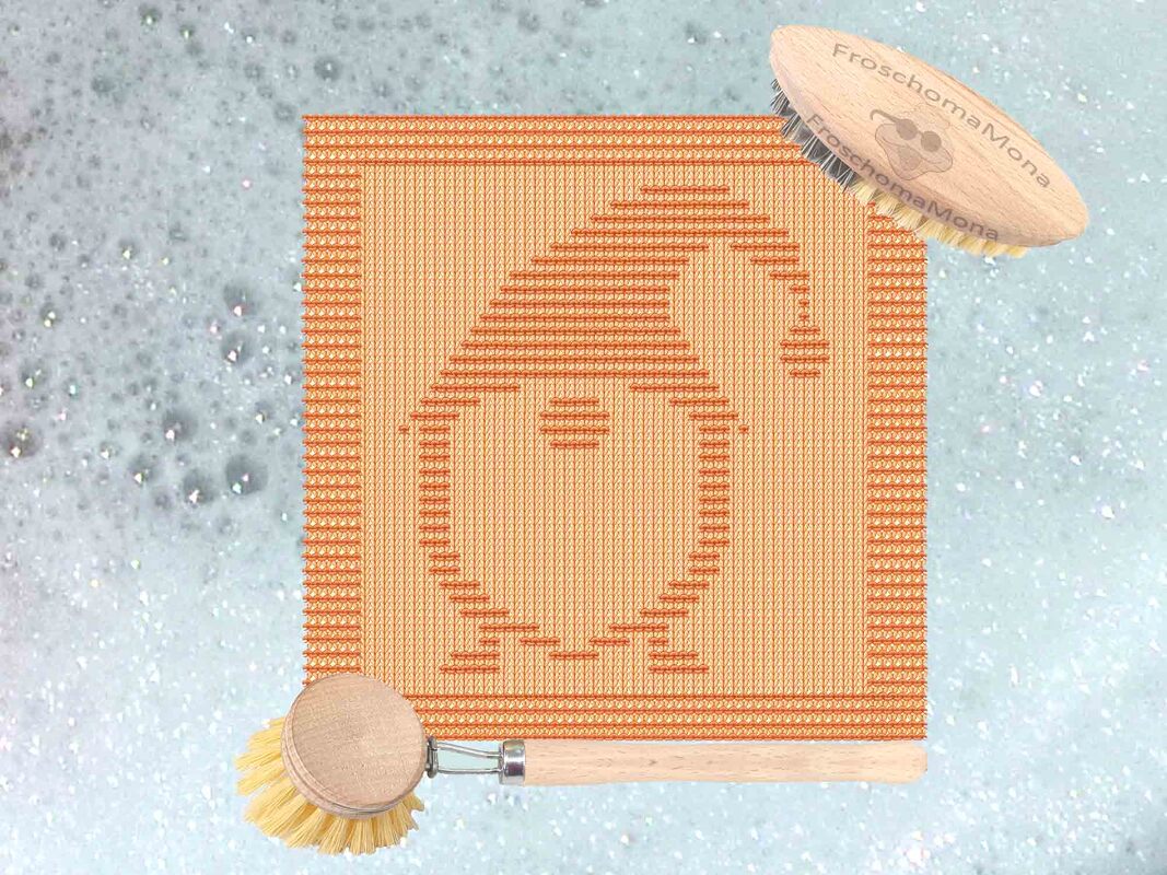 Gestricktes quadratisches Spültuch in Orangetönen mit stilisiertem Wichtelmotiv, auf hellem Untergrund neben Holzbürsten