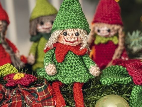 Gehäkelte Wichtel auf einem umstrickten Kranz