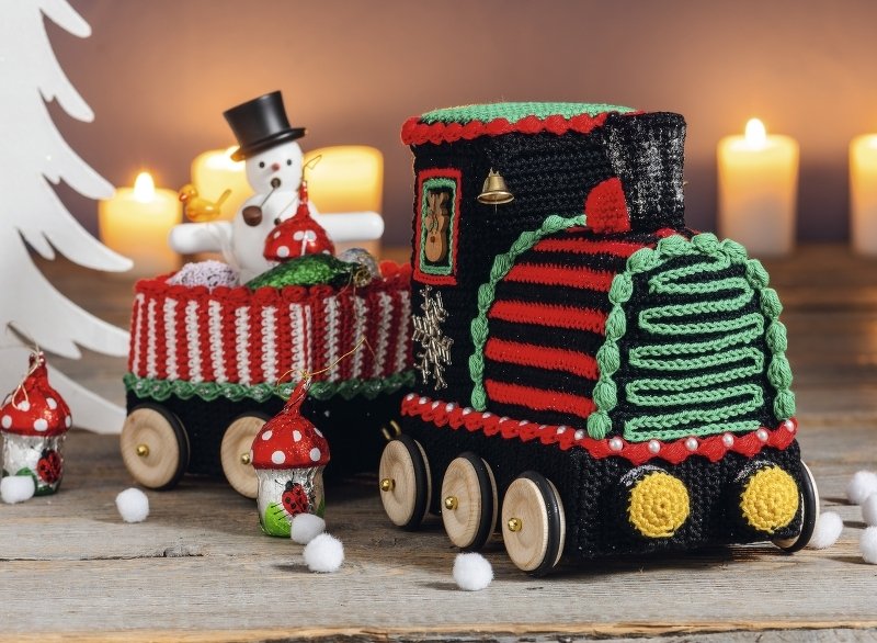 Gehäkelter Weihnachtszug mit Holzrädern, rot-grünen Streifen und Perlenbordüre