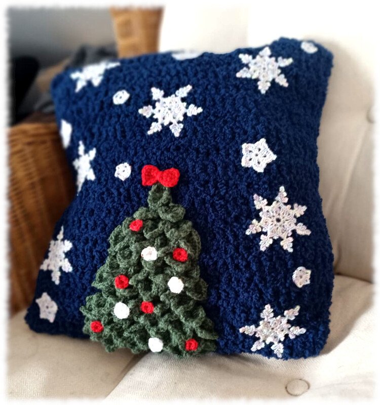 Dunkelblaues gehäkeltes Kissen mit 3D-Tannenbaum und weißen Schneeflocken