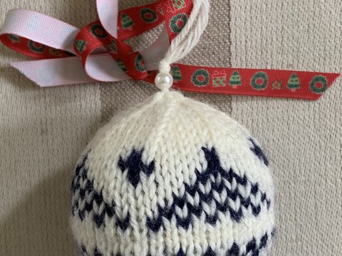 Weihnachtskugel bestrickt mit Norwegermuster