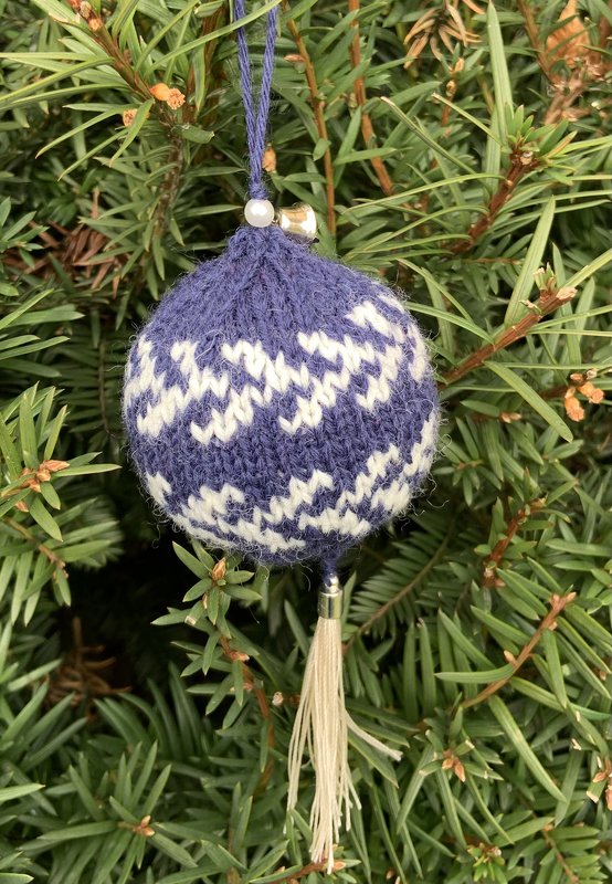 Weihnachtskugel bestrickt mit Rankenmuster