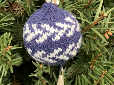 Weihnachtskugel bestrickt mit Rankenmuster