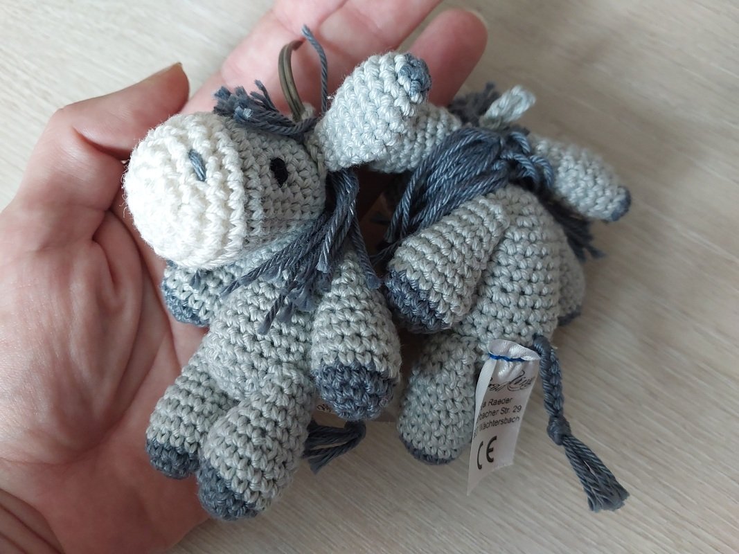 kleiner gehäkelter Esel als Schlüsselanhänger