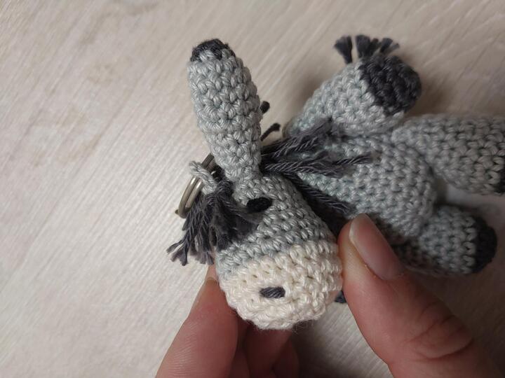 kleiner gehäkelter Esel als Schlüsselanhänger