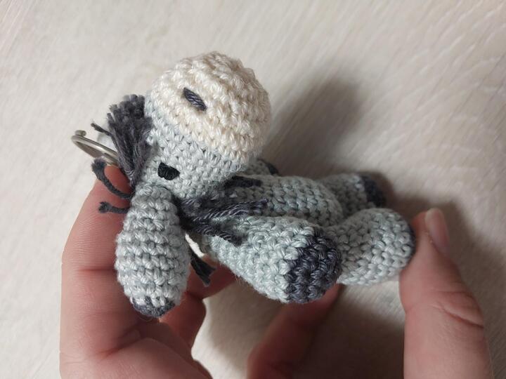 kleiner gehäkelter Esel als Schlüsselanhänger