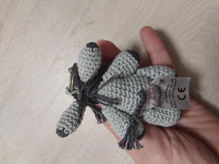 kleiner gehäkelter Esel als Schlüsselanhänger