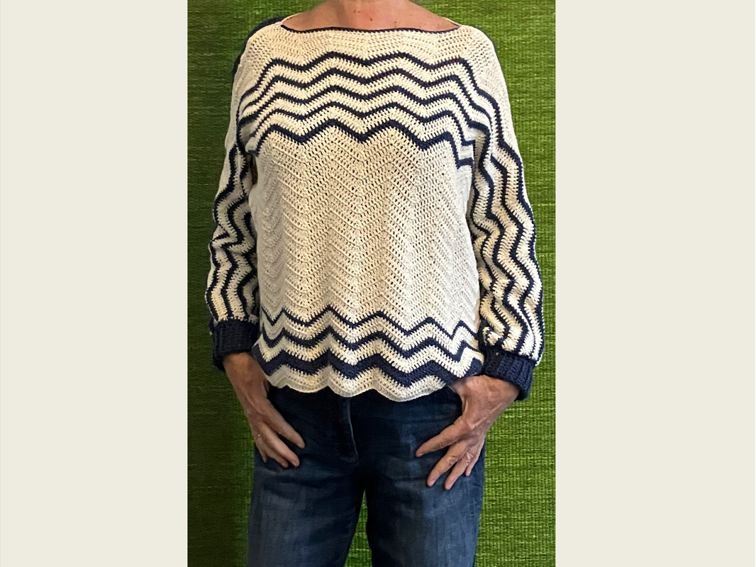 Gehäkelter Damenpullover in Creme und Dunkelblau mit Chevron-Muster