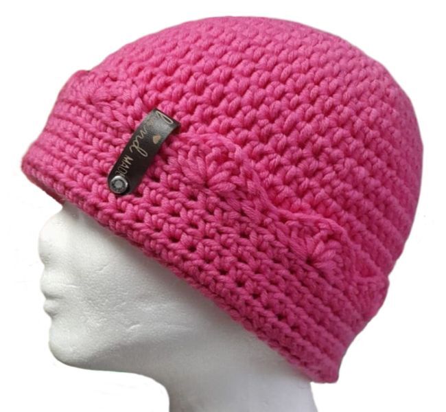 Rosafarbene gehäkelte Damen-Beanine mit Etikett „hand made“, Seitenansicht