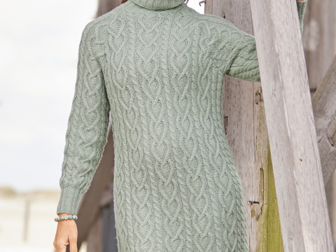 Kleid mit Aranmuster in Salbeigrün