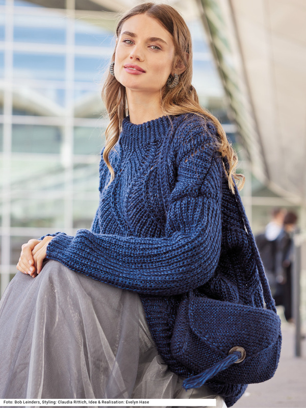 Pulli und Tasche mit Patentmuster in Dunkelblau