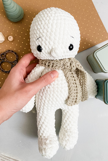 Schneemann Amigurumi aus Plüschwolle häkeln