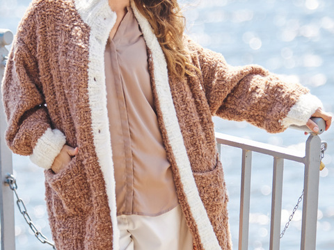 Brauner Mantel mit weißen Bündchen