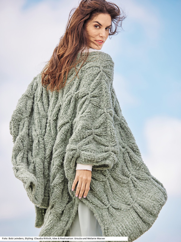 Poncho mit Zopfmuster in Grün