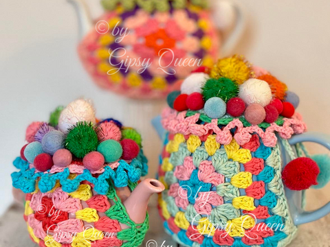 Häkelanleitung Boho Kannenwärmer mit Pompoms – DIY Teewärmer