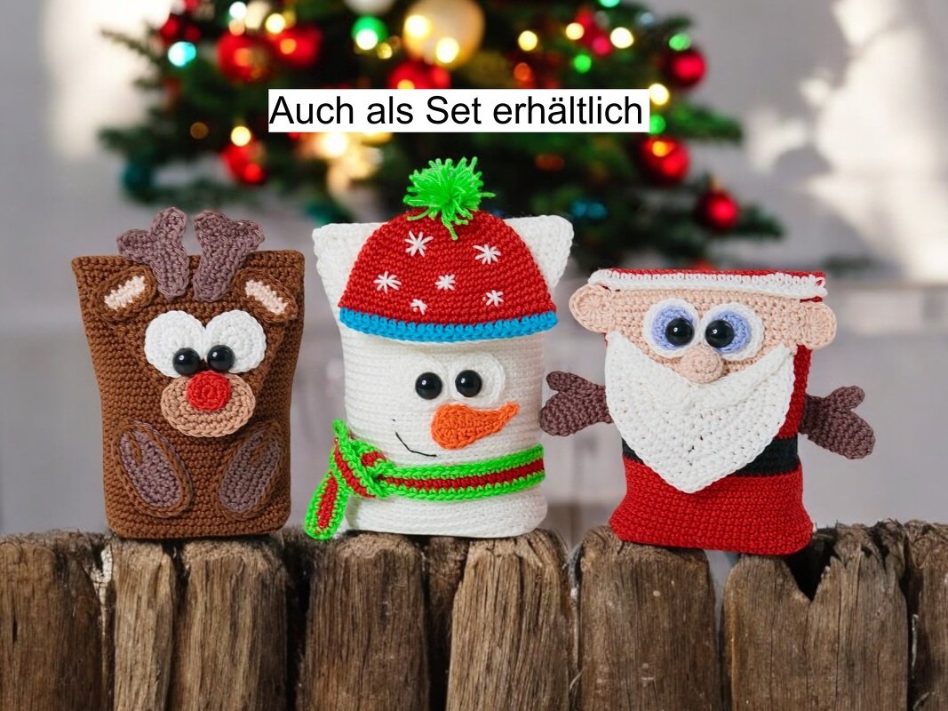 Drei gehäkelte Adventstaschen mit Rentier, Schneemann und Weihnachtsmann auf einer Holzlatte