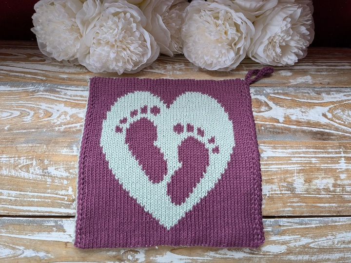 Double knitting pattern washcloth "Baby feet"