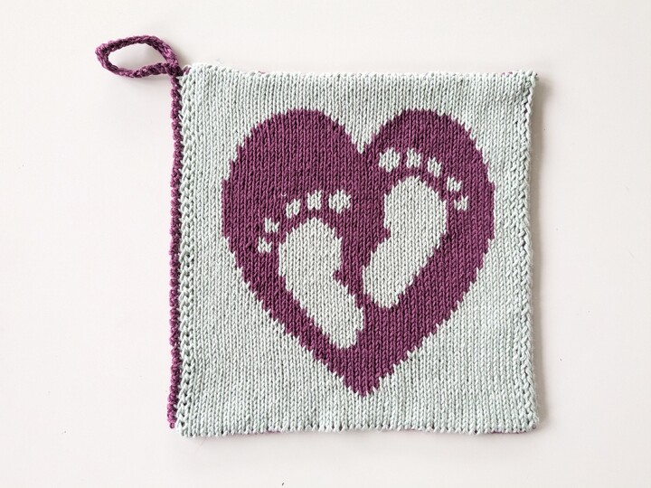 Double knitting pattern washcloth "Baby feet"