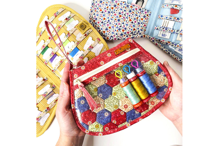 Gesteppte Patchwork-Utensilo-Tasche mit Hexagon-Muster, Reißverschluss und bunten Garnspulen