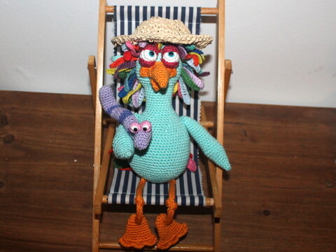 Crochet a Bird – Colourful Bird with Hat and Worm, approx. 30 cm (EN & DE)