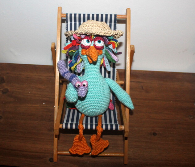 Crochet a Bird – Colourful Bird with Hat and Worm, approx. 30 cm (EN & DE)