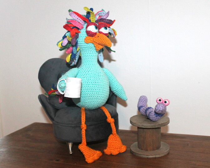 Crochet a Bird – Colourful Bird with Hat and Worm, approx. 30 cm (EN & DE)