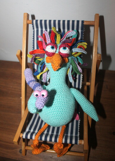 Crochet a Bird – Colourful Bird with Hat and Worm, approx. 30 cm (EN & DE)