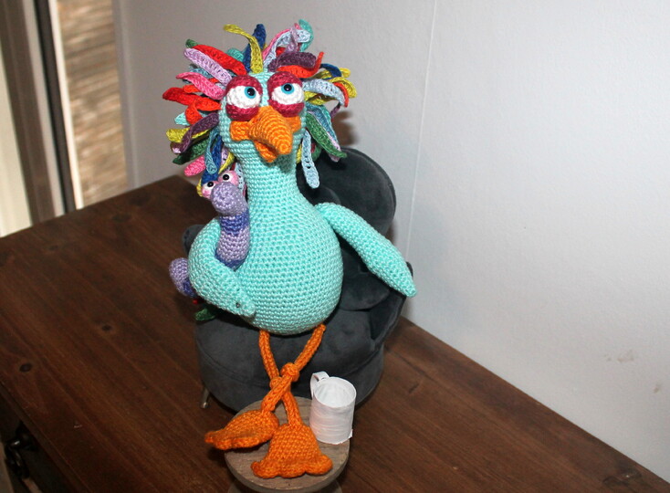 Crochet a Bird – Colourful Bird with Hat and Worm, approx. 30 cm (EN & DE)