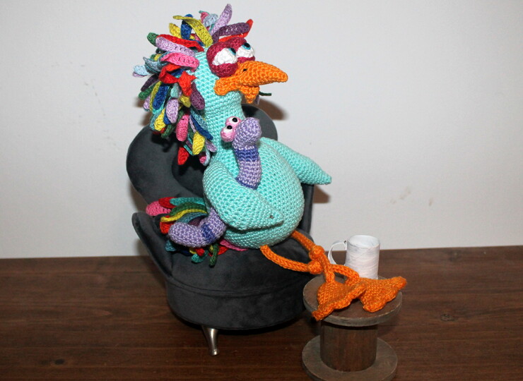 Crochet a Bird – Colourful Bird with Hat and Worm, approx. 30 cm (EN & DE)