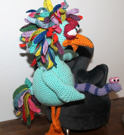Crochet a Bird – Colourful Bird with Hat and Worm, approx. 30 cm (EN & DE)