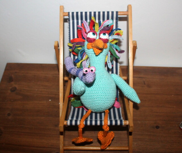 Crochet a Bird – Colourful Bird with Hat and Worm, approx. 30 cm (EN & DE)