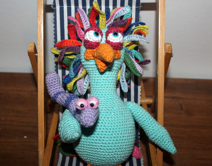 Crochet a Bird – Colourful Bird with Hat and Worm, approx. 30 cm (EN & DE)