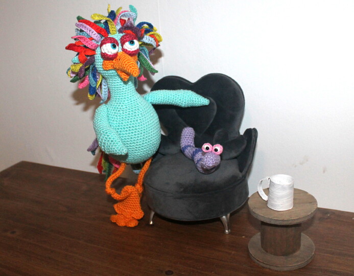Vogel häkeln – bunter Vogel mit Hut und Wurm, ca. 30 cm (DE & EN)