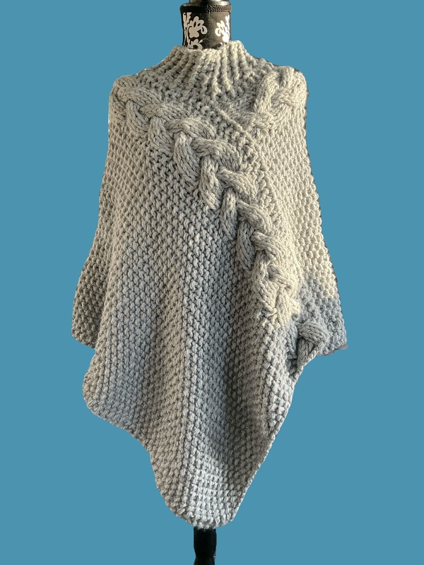 Strickanleitung Poncho mit Zopfmuster - gestrickt mit dicker warmer Wolle