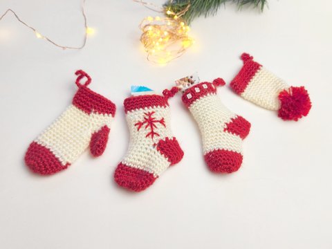 Weihnachtliches Häkelset: Mini-Handschuhe, Strumpf und Mütze mit Pompon