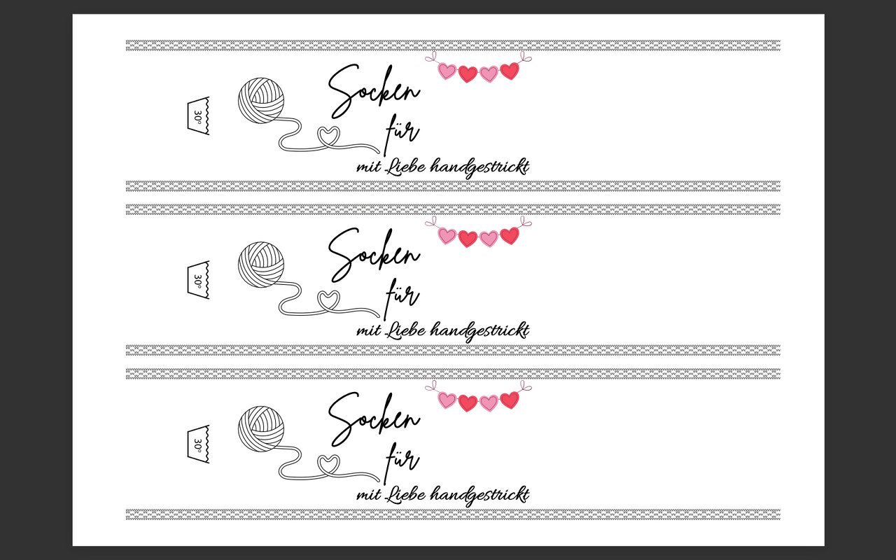 Drei druckbare Banderolen mit Garnknäuel, Herzmotiven, den Schriftzeilen „Socken für“ und „mit Liebe handgestrickt“ sowie einem 30°-Waschsymbol.