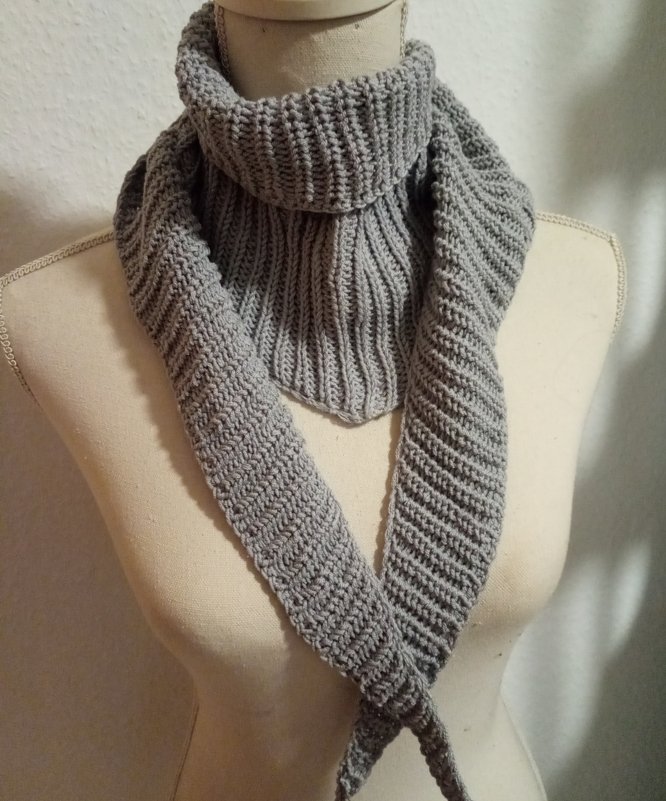 Gestricktes hellgraues Dreieckstuch mit Rippenmuster und schmalen Enden auf Schneiderpuppe drapiert