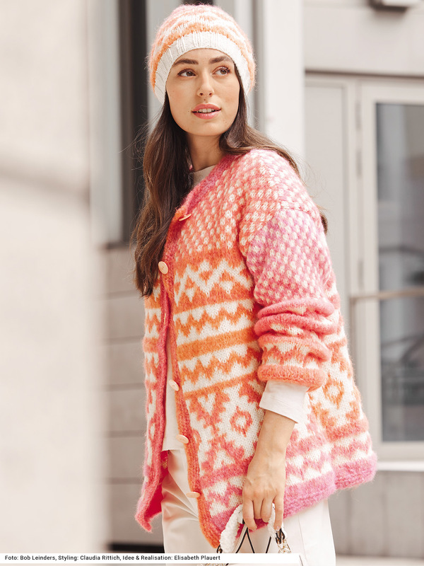 Jacke und Mütze im Jacquardmuster in himbeerfarbenem Farbverlauf und Weiß