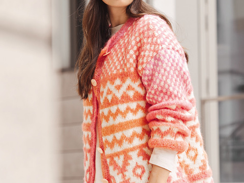 Jacke und Mütze im Jacquardmuster in himbeerfarbenem Farbverlauf und Weiß