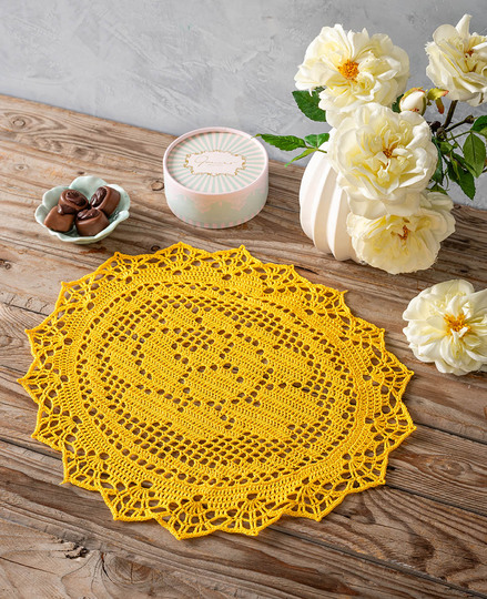 Strahlende Eleganz mit Bl&uuml;tenzauber und Zackenrand