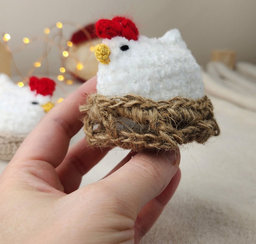 Plush Chicken Crochet Pattern in Basket – Adorable Home Décor - Image 6