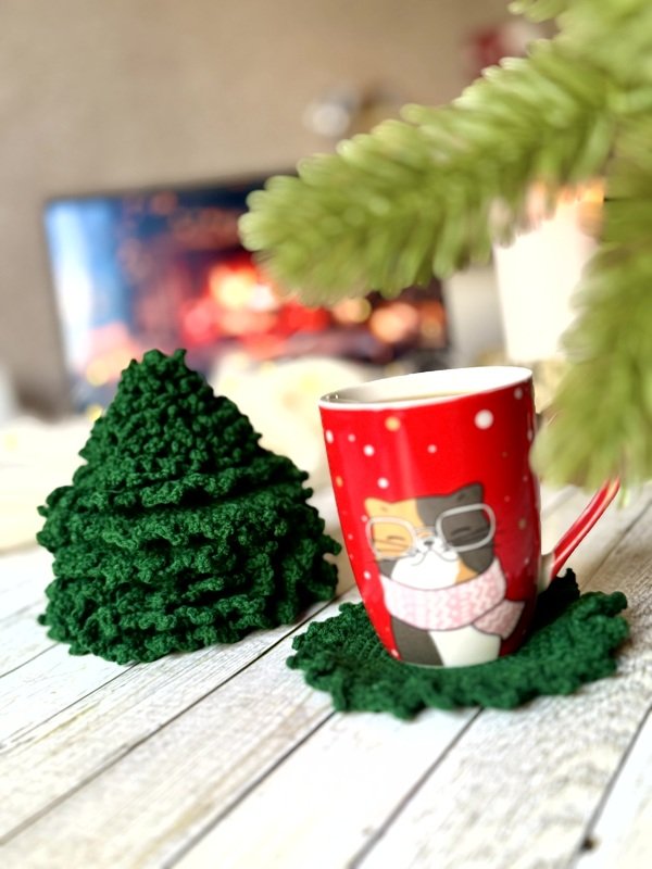 Crochet Christmas tree coasters set with the holder pattern