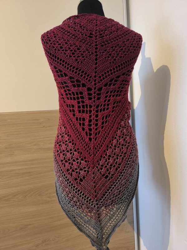 Gehäkeltes Dreieckstuch mit Farbverlauf von Rot zu Grau auf einer Schneiderpuppe, filigranes Lochmuster