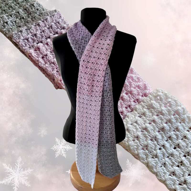 Schmaler gehäkelter Pastell-Schal mit Muschelmuster auf schwarzem Bustier