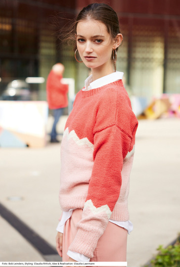 Pullover mit Jacquardmusterstreifen in Hummerrot, Rosa und Weiß